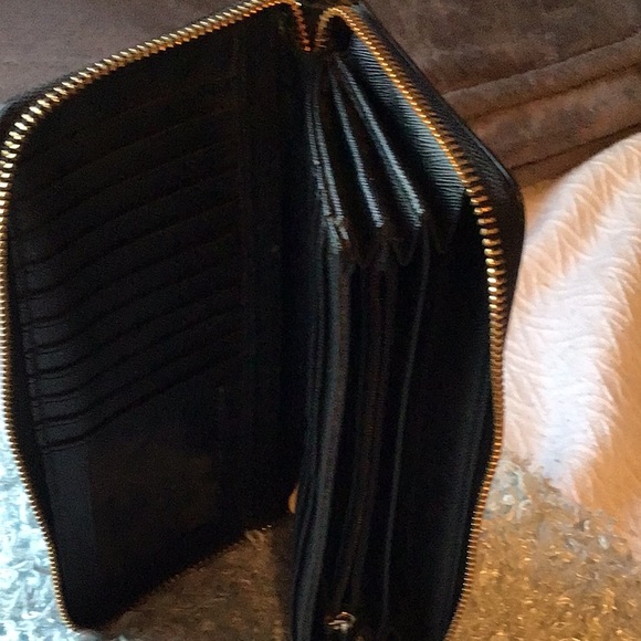 Michael Kors Wallets - Picture 12 of 15
